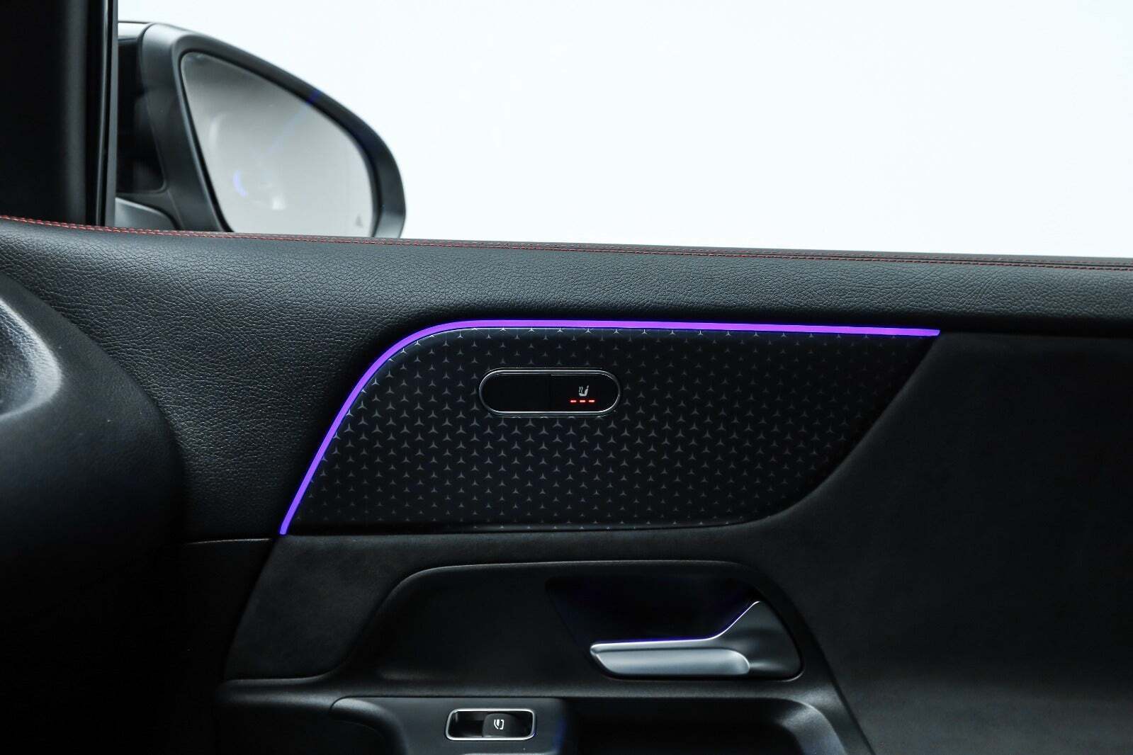 Sort Mercedes EQA350 fra 2024