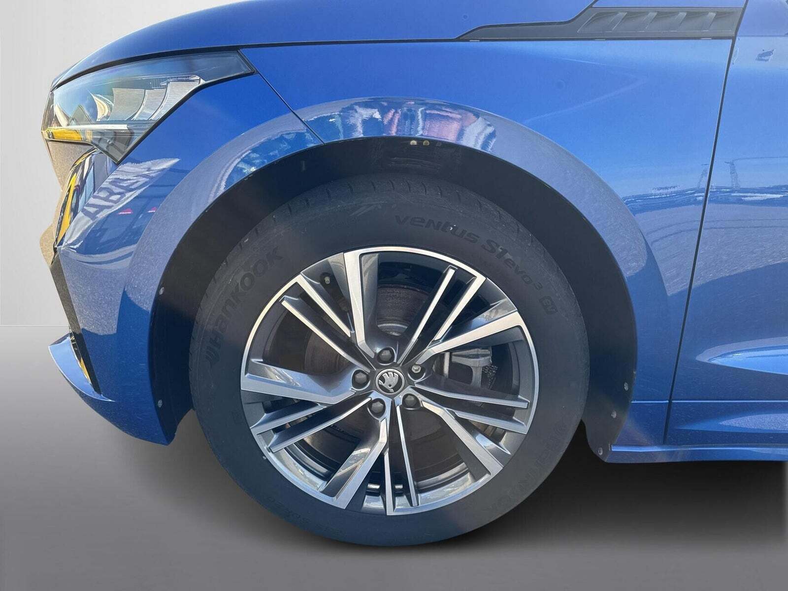 Blå Skoda Enyaq fra 2023