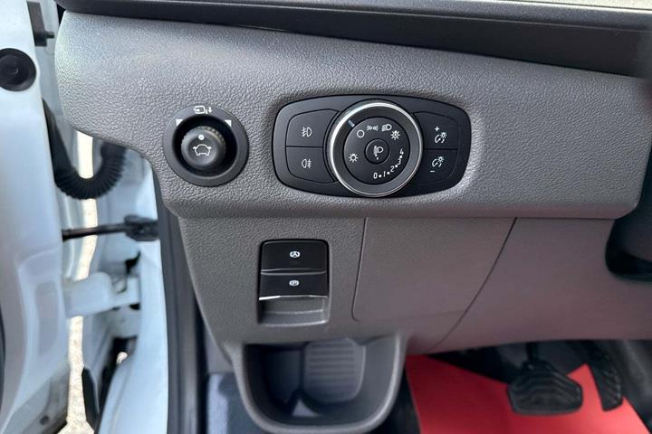 Hvid Ford E-Transit 350 L3 Van fra 2023 set indefra
