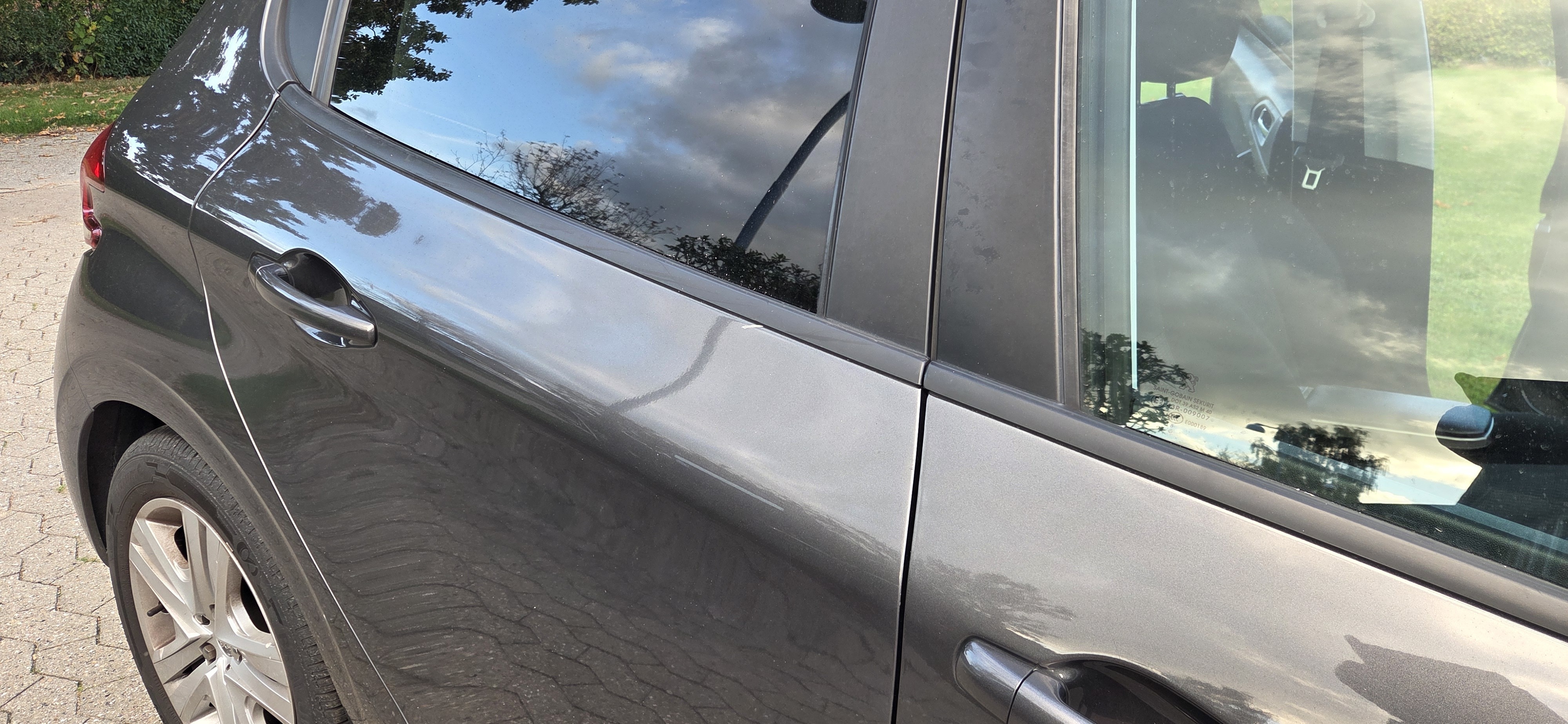 Grå Peugeot 208 fra 2019