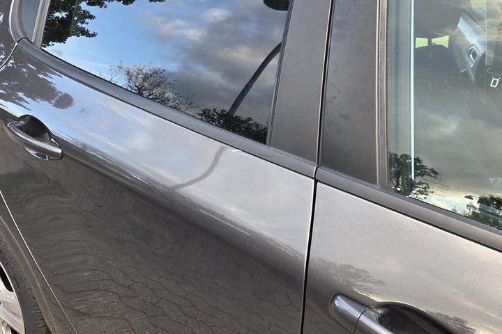 Grå Peugeot 208 fra 2019