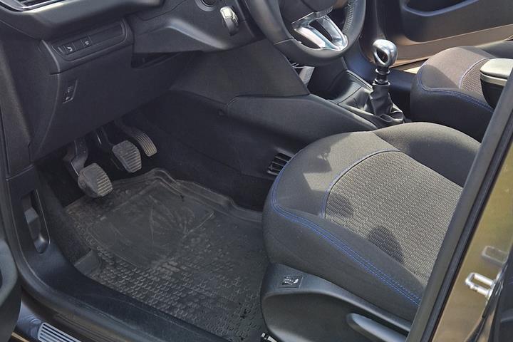 Grå Peugeot 208 fra 2019