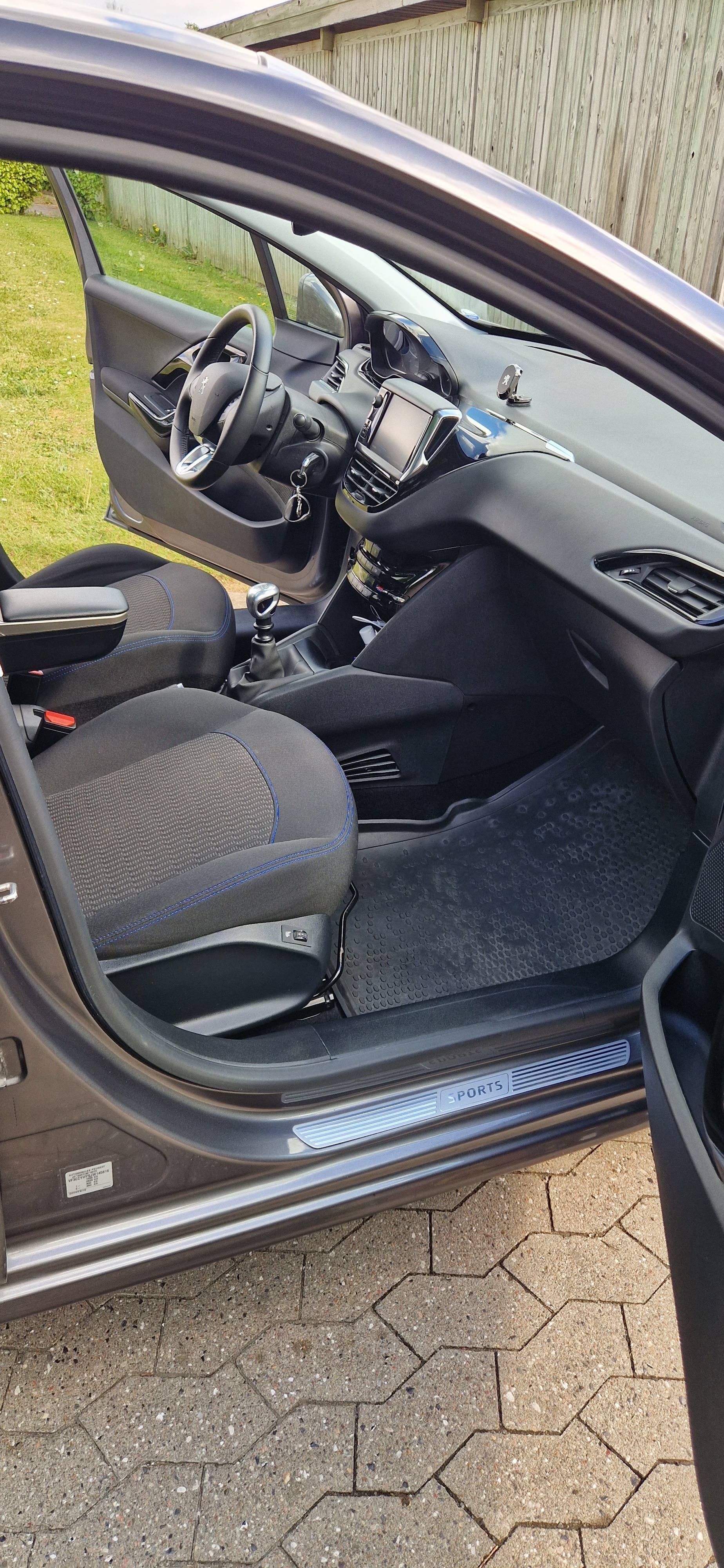 Grå Peugeot 208 fra 2019