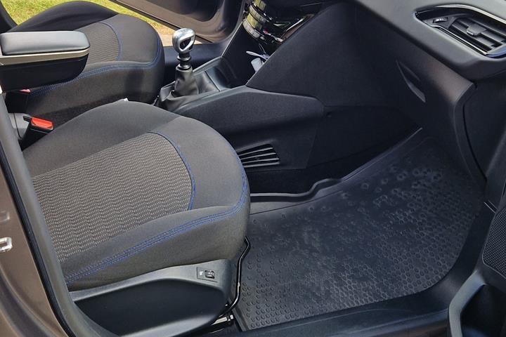 Grå Peugeot 208 fra 2019