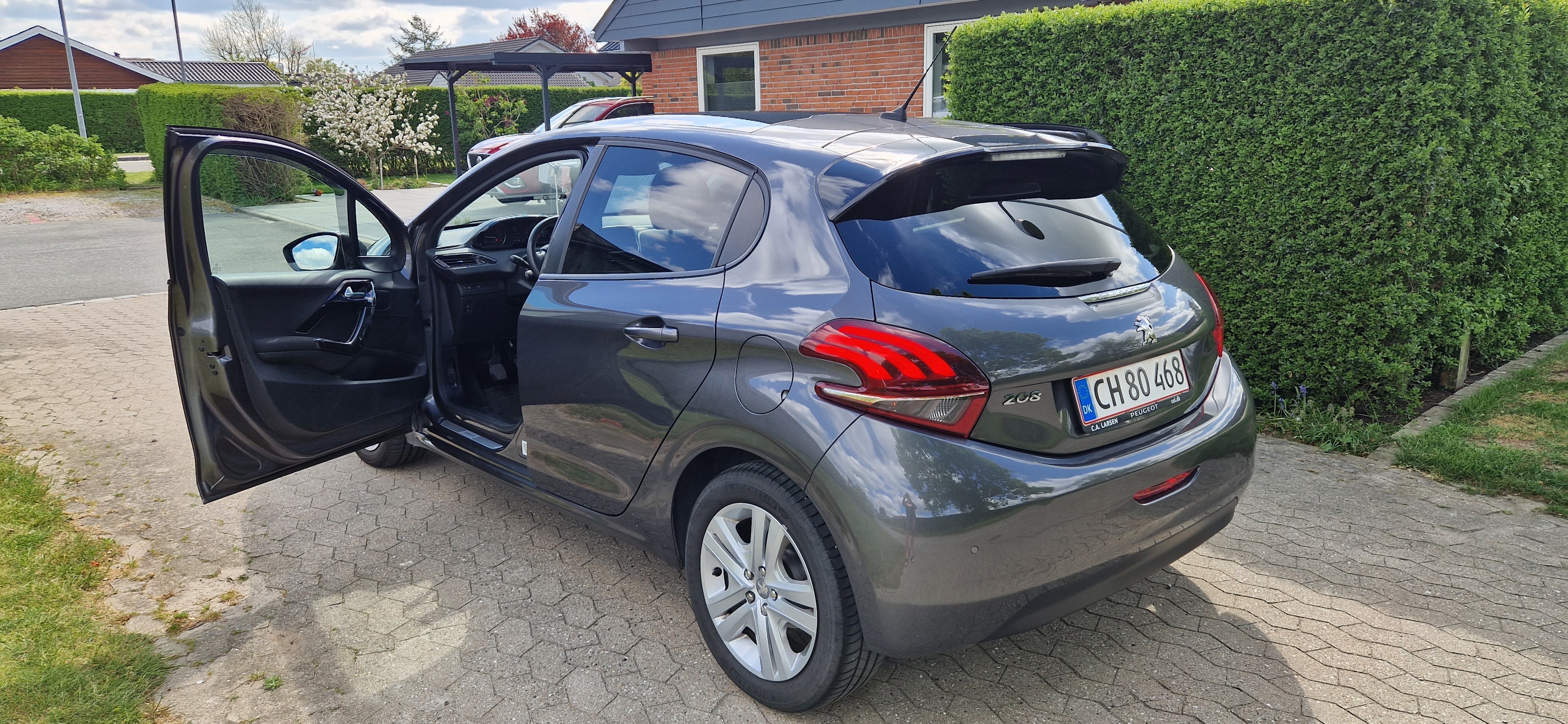 Grå Peugeot 208 fra 2019