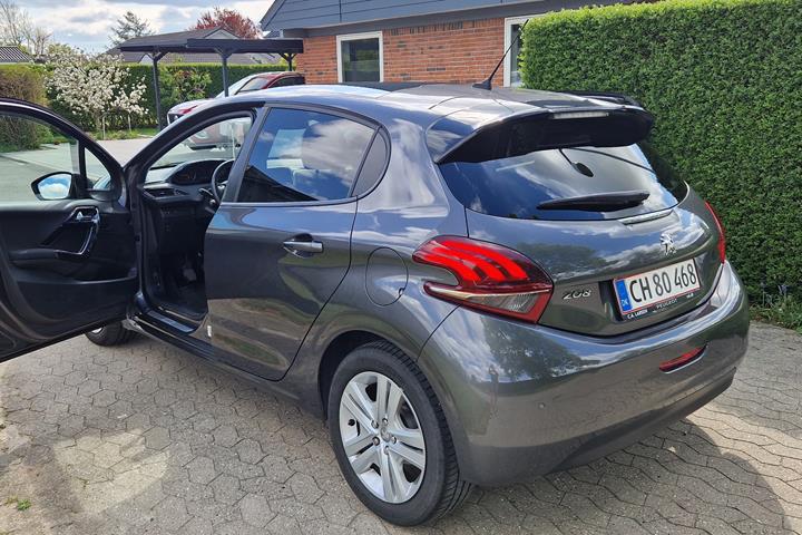Grå Peugeot 208 fra 2019