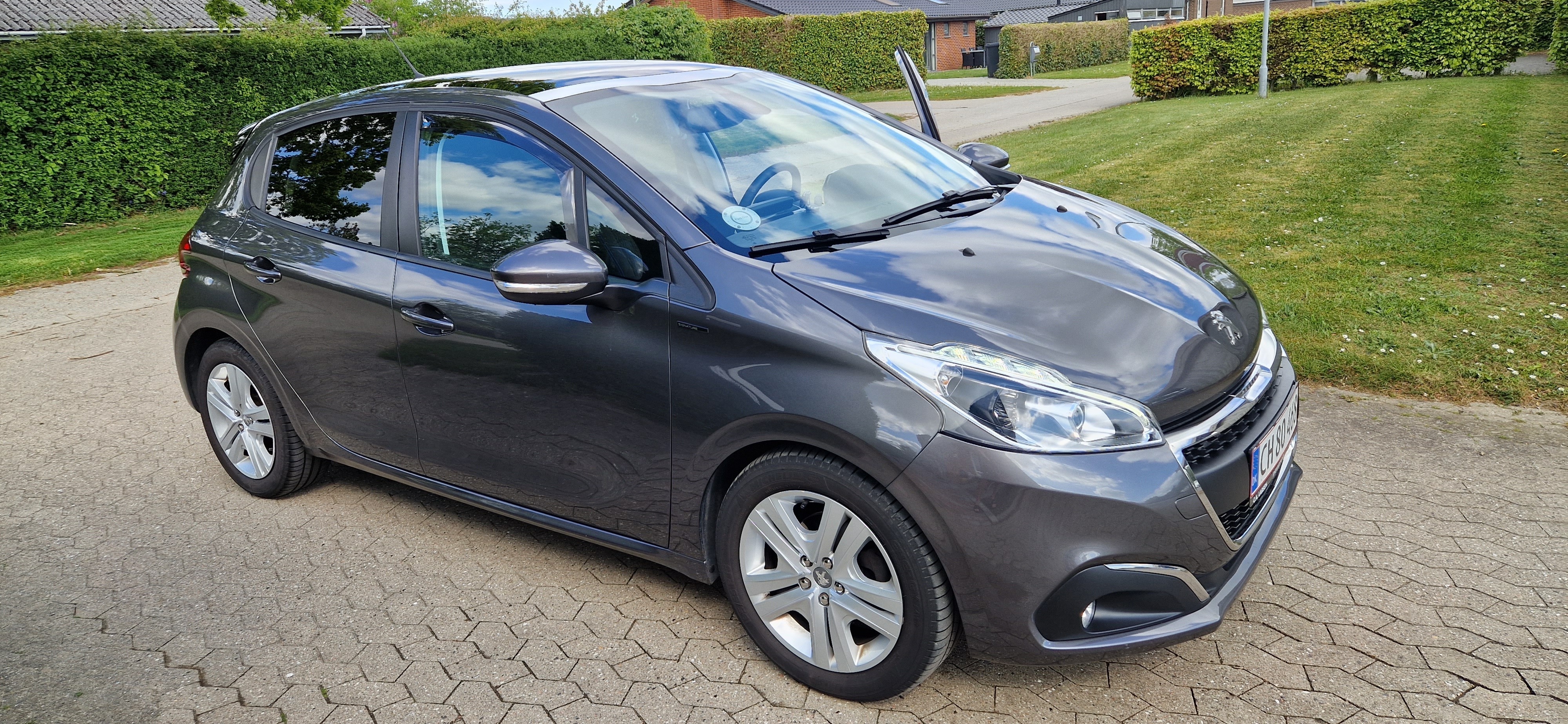 Grå Peugeot 208 fra 2019