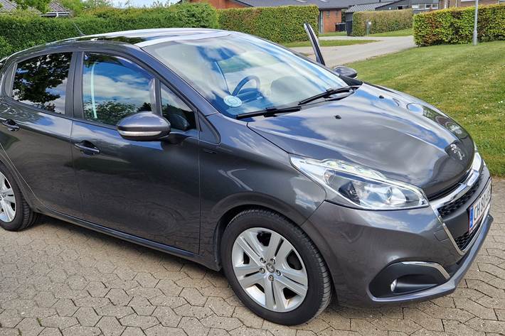 Grå Peugeot 208 fra 2019