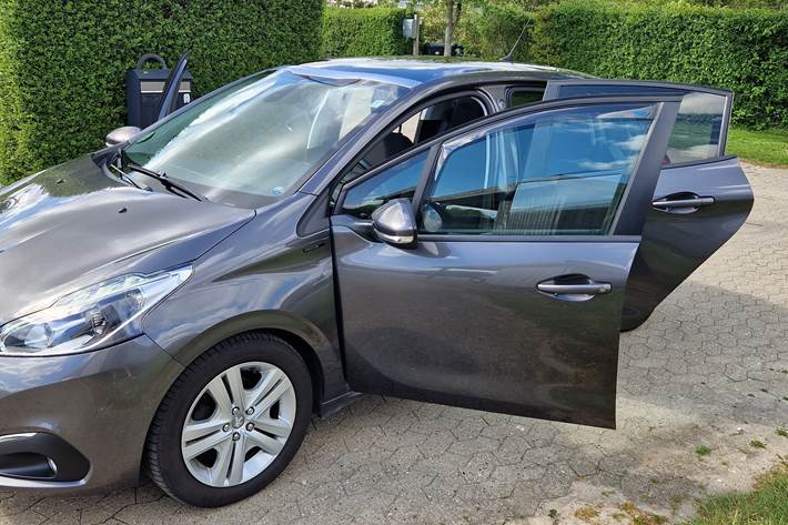 Grå Peugeot 208 fra 2019