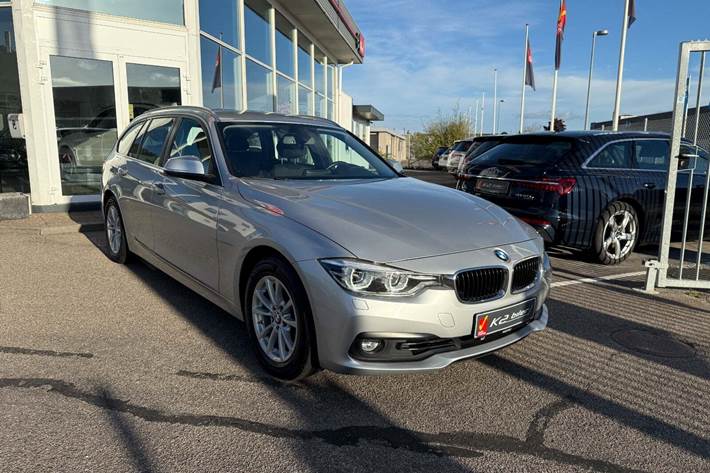 Sølv BMW 320i fra 2019 set udefra