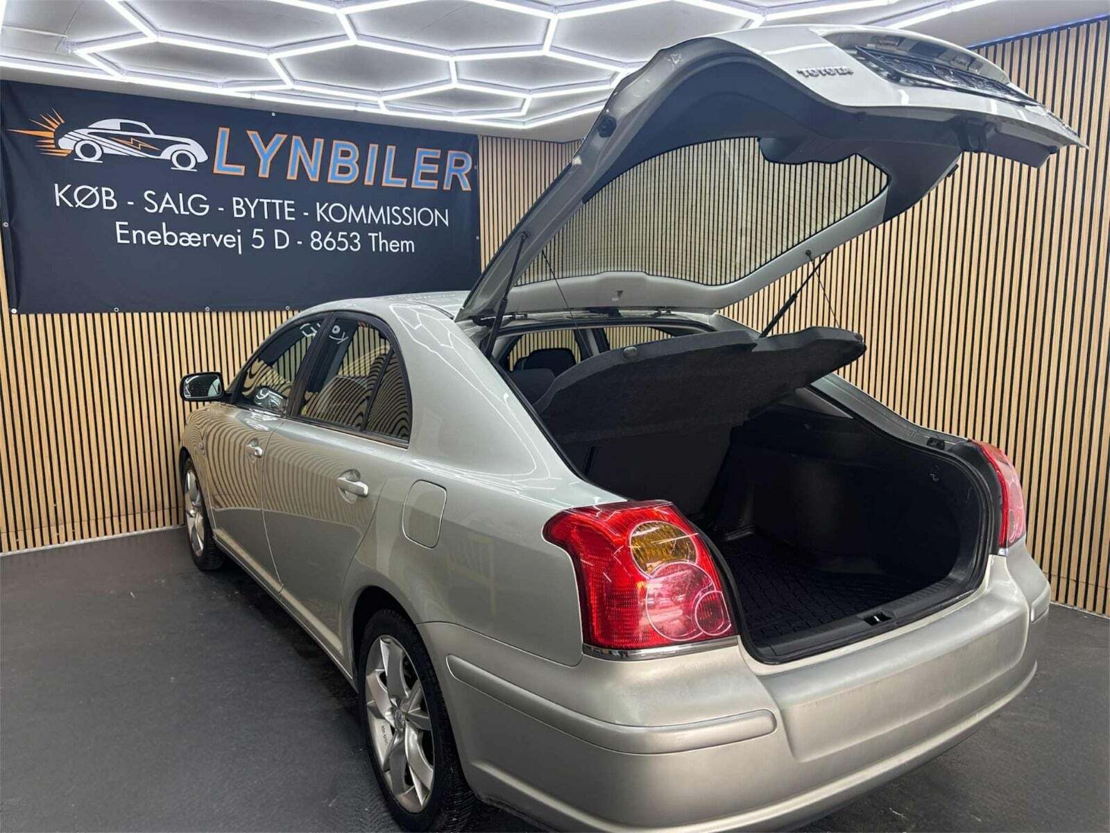 Toyota Avensis 2,4 Executive stc. aut.