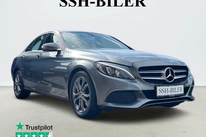 Grå Mercedes C250 d fra 2018 set udefra