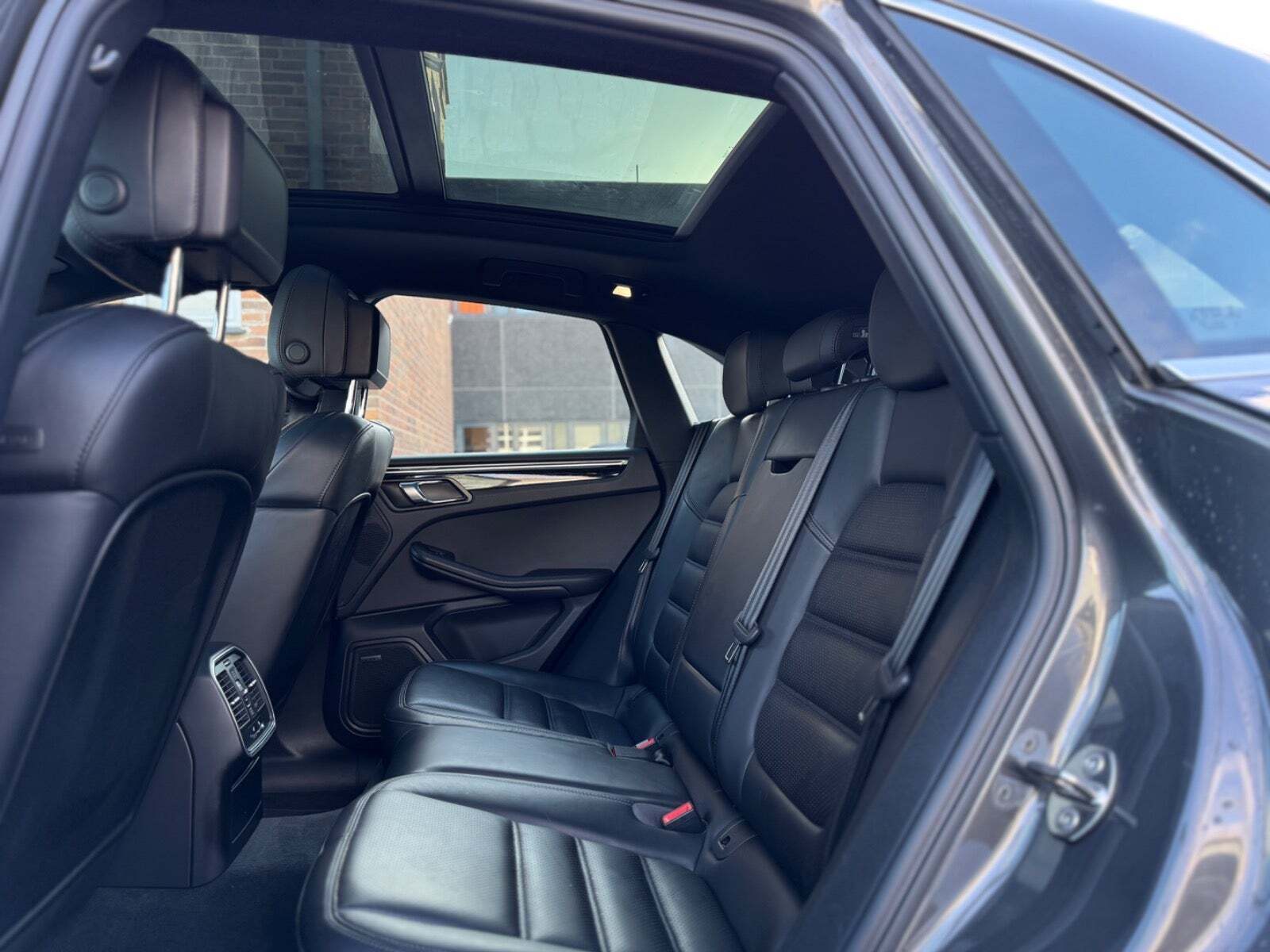 Grå Porsche Macan S fra 2016