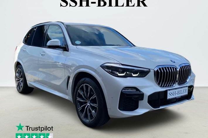 Hvid BMW X5 fra 2019 set udefra