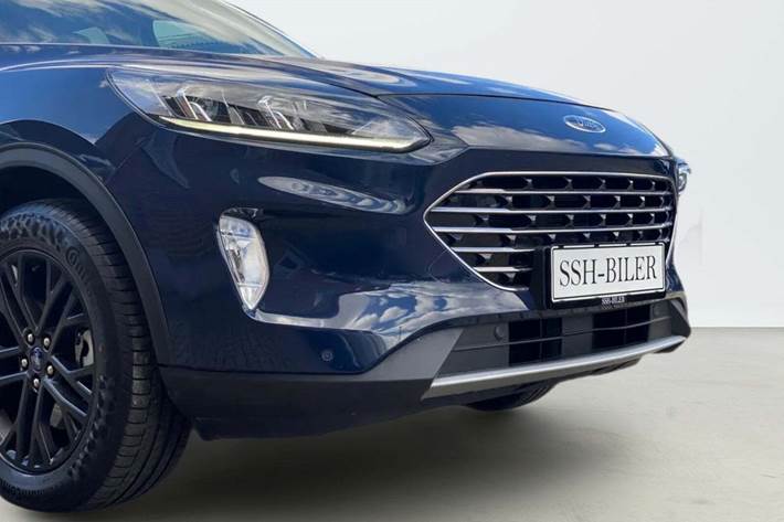 Blå Ford Kuga fra 2021 set udefra