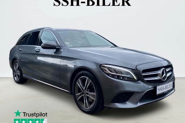 Grå Mercedes C220 d fra 2019 set udefra