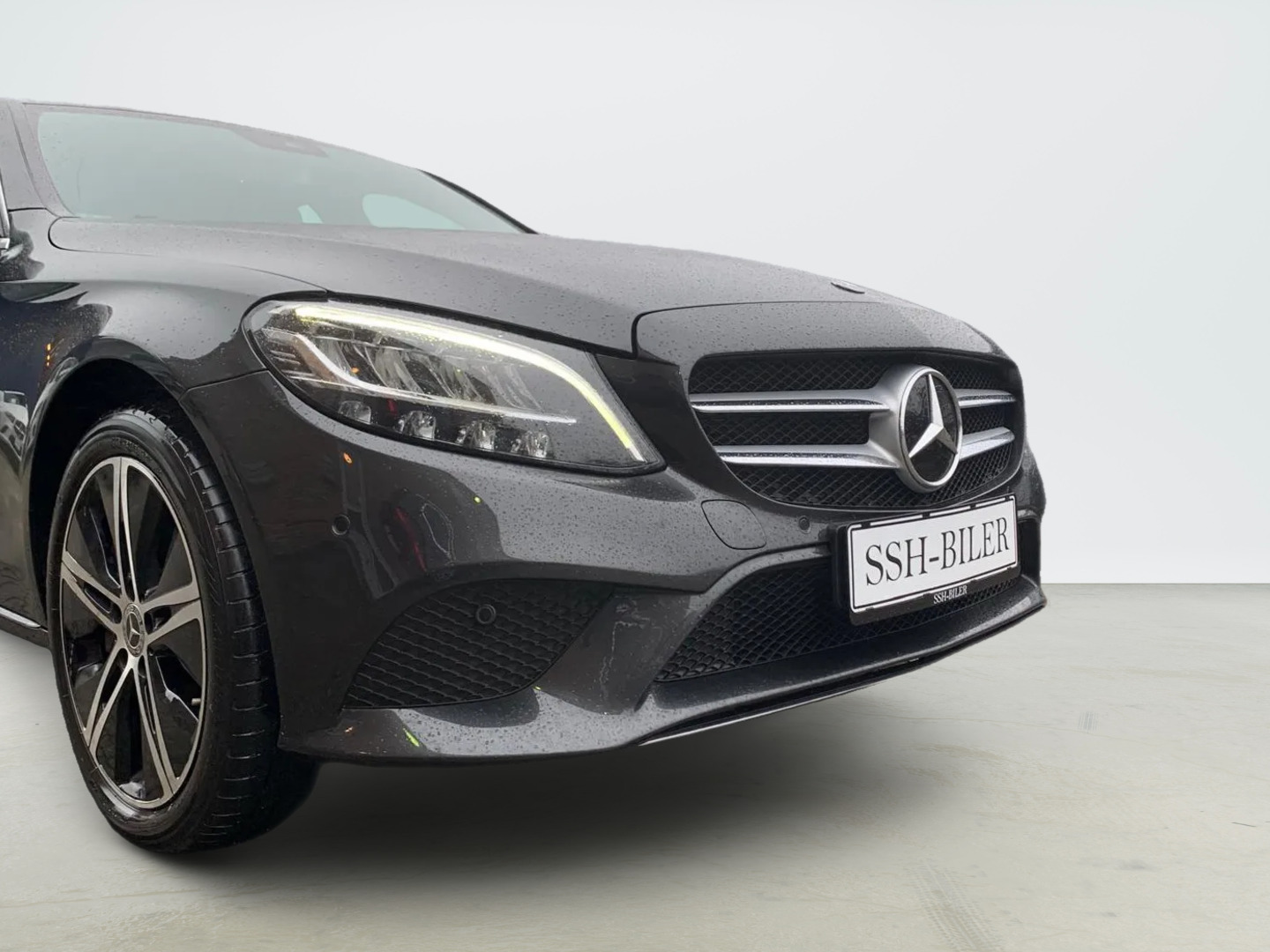 Grå Mercedes C300 de fra 2020