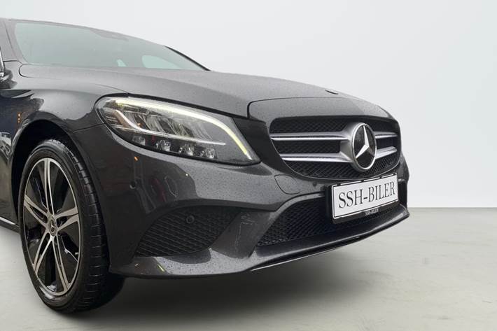 Grå Mercedes C300 de fra 2020