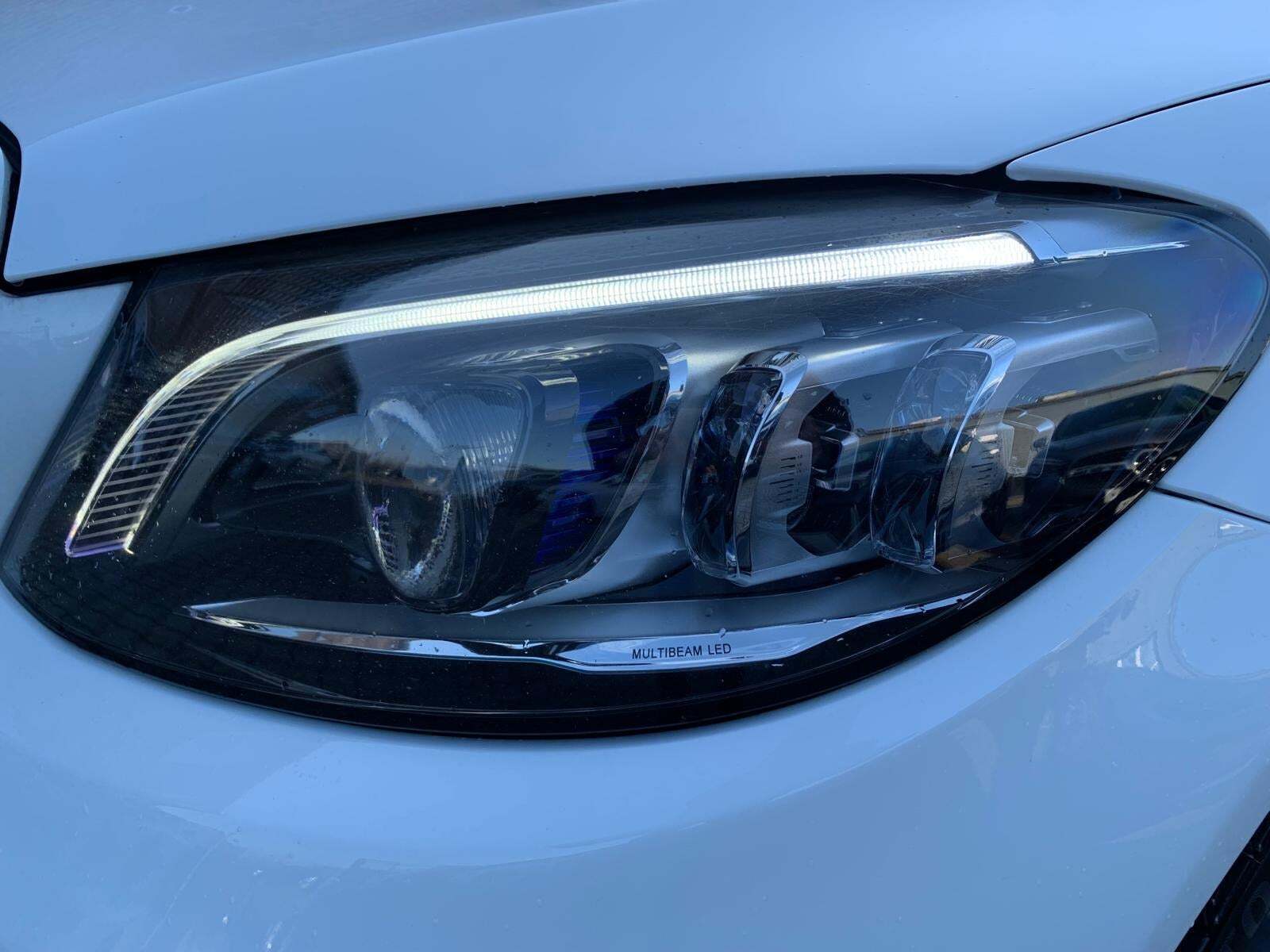 Hvid Mercedes C300 fra 2019