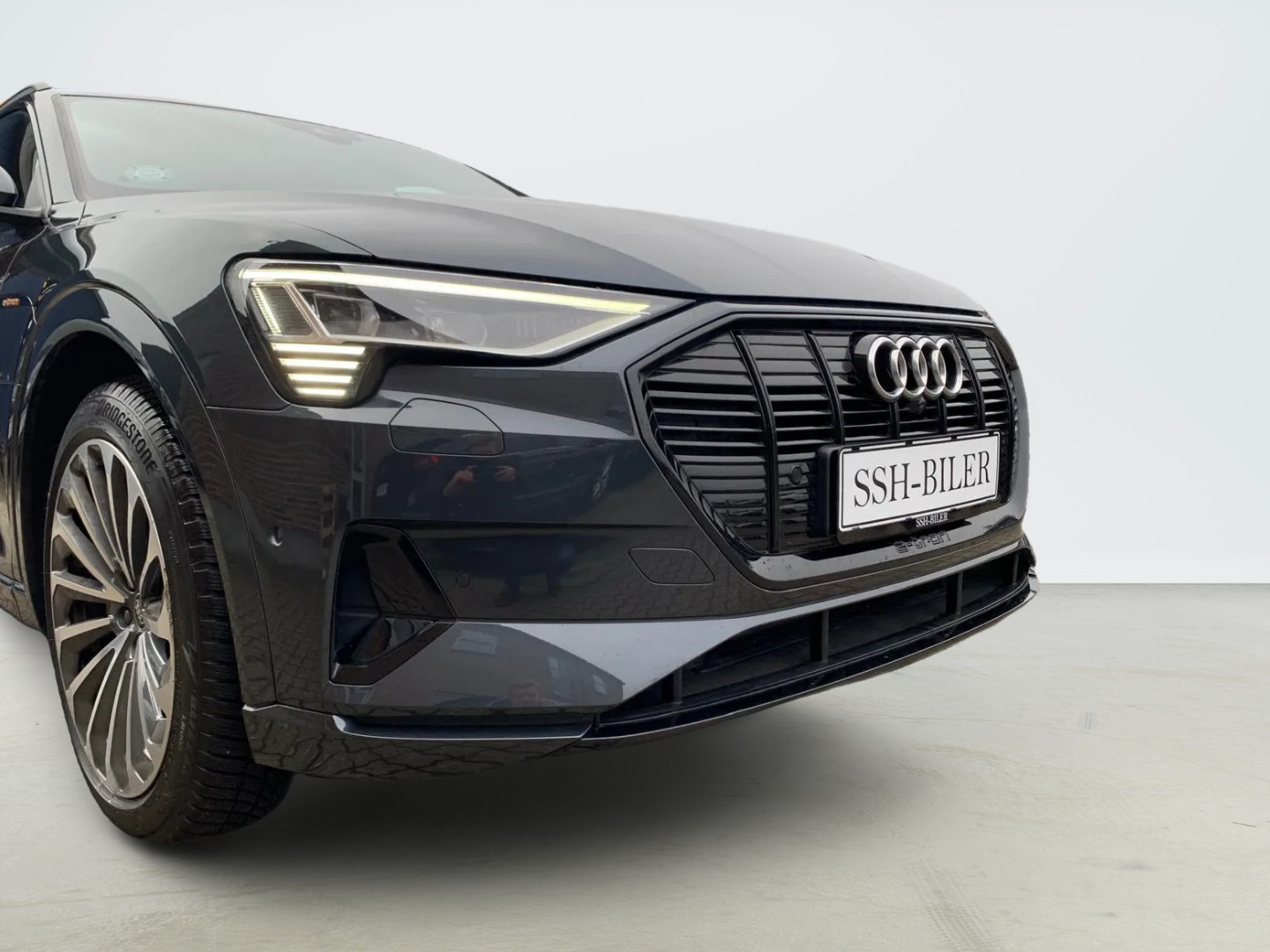 Grå Audi e-tron fra 2022