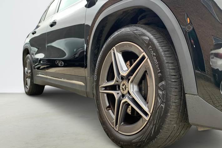 Sort Mercedes GLA250 e fra 2022 set udefra