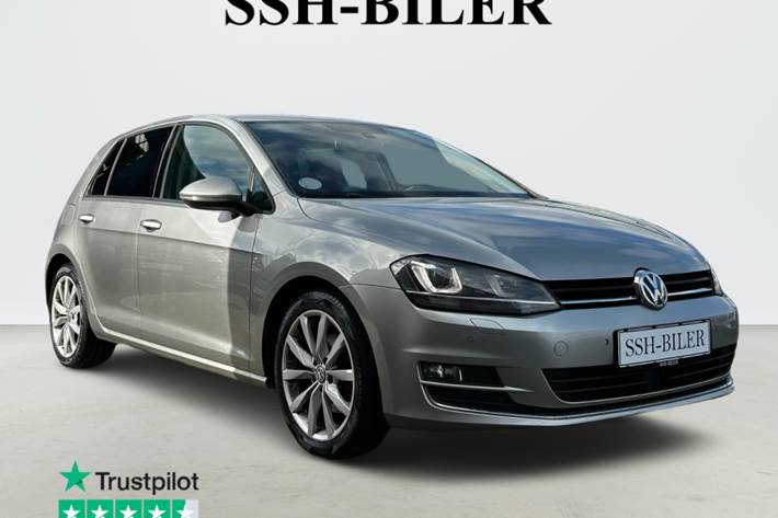 Sølv VW Golf VII fra 2016 set udefra