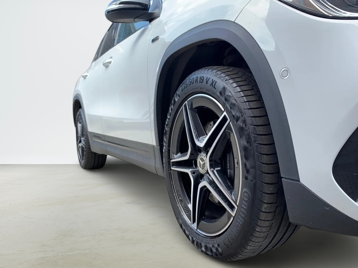 Hvid Mercedes GLA250 e fra 2021