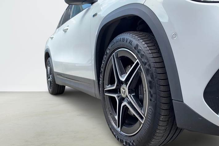 Hvid Mercedes GLA250 e fra 2021