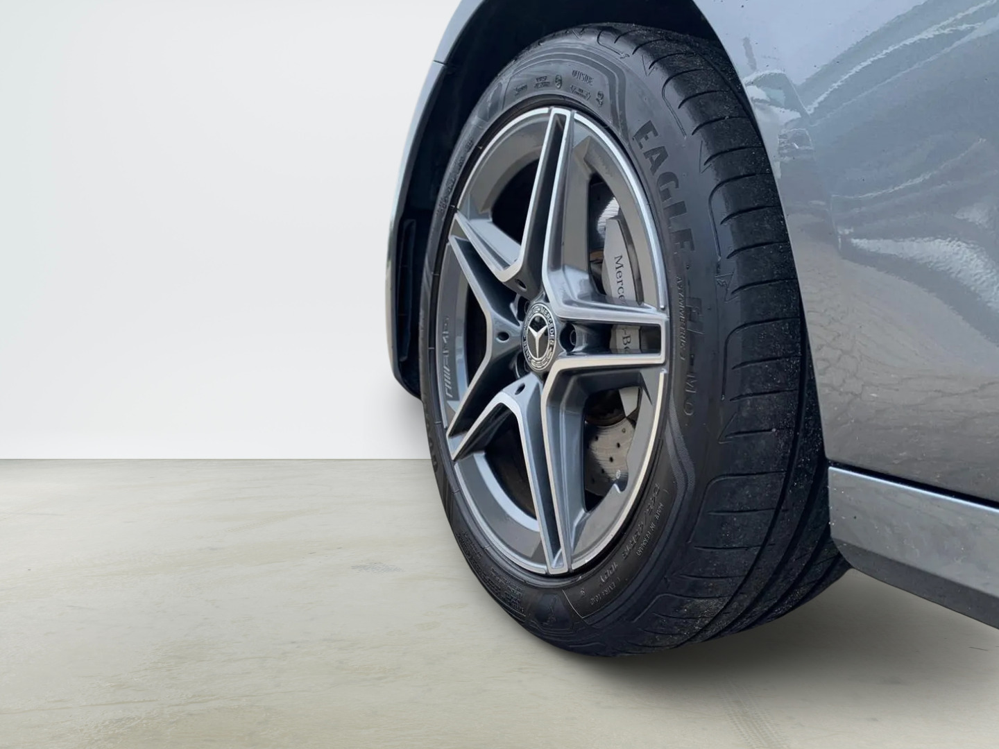 Grå Mercedes E300 e fra 2023