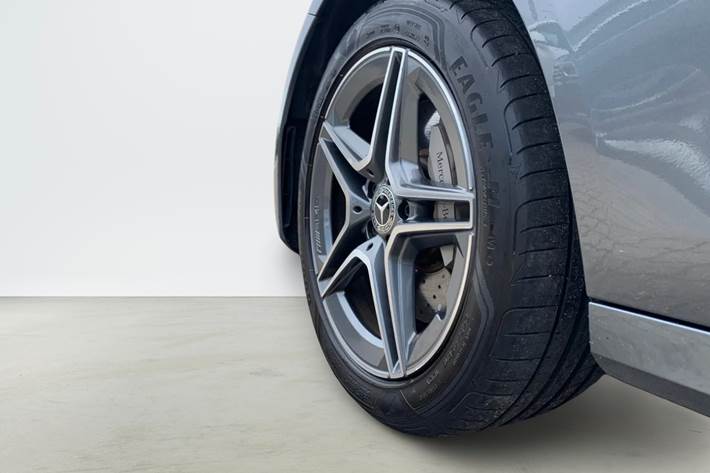 Grå Mercedes E300 e fra 2023 set udefra