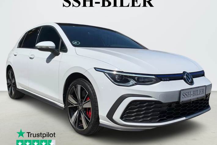 Hvid VW Golf VIII fra 2021 set udefra