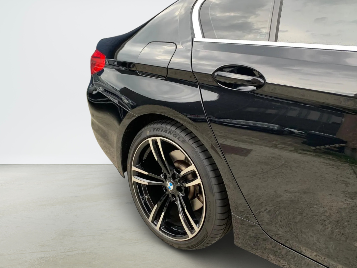 Sort BMW 530e fra 2019