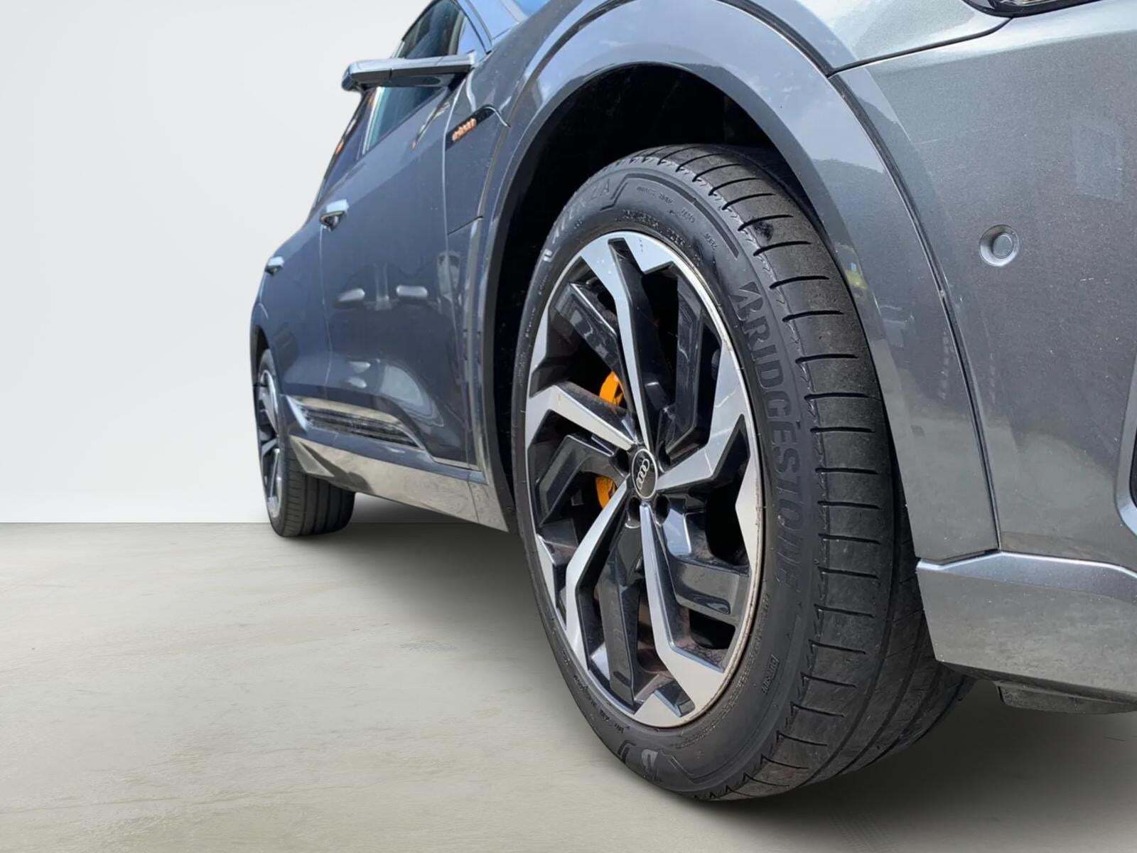 Grå Audi e-tron fra 2021