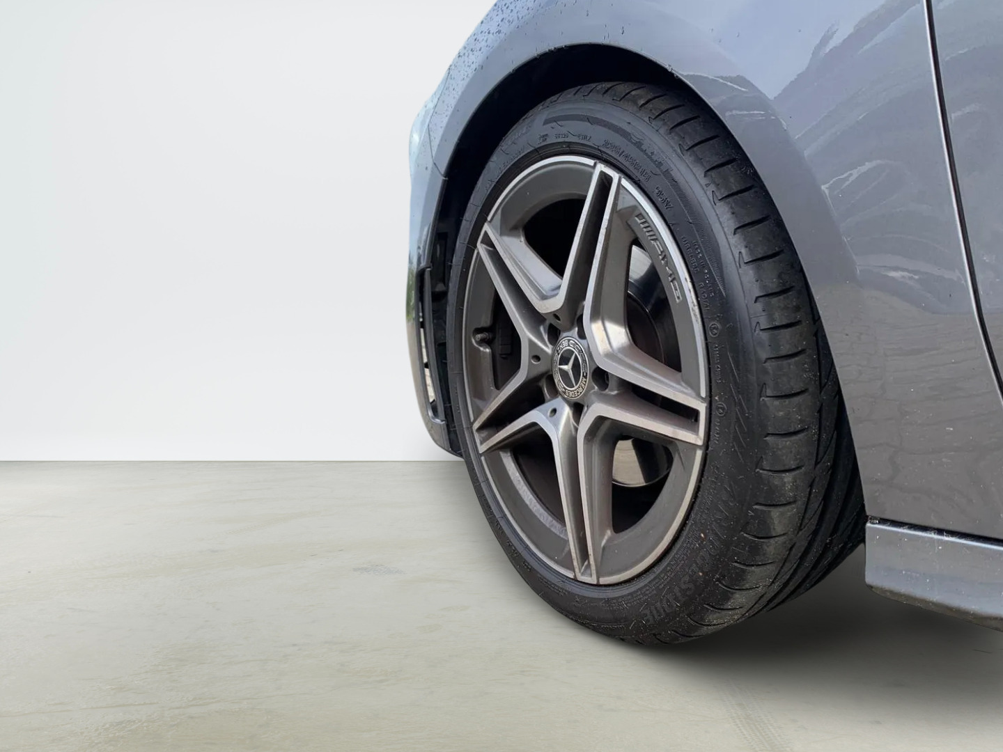 Grå Mercedes B200 fra 2020