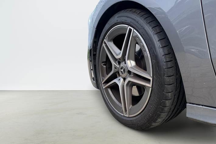 Grå Mercedes B200 fra 2020