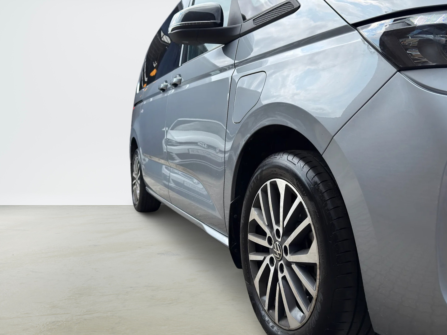 Sølv VW Multivan fra 2023