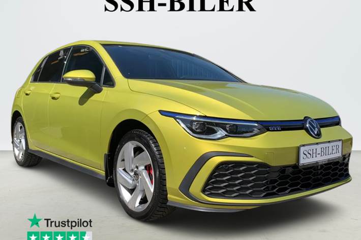Gul VW Golf VIII fra 2021 set udefra