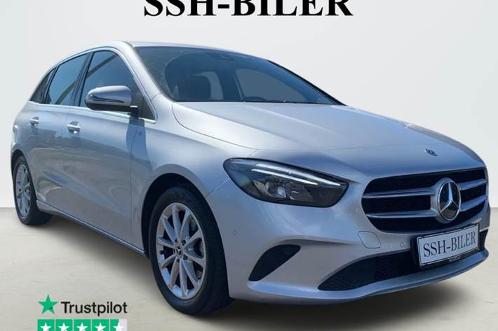 Sølv Mercedes B200 fra 2020 set udefra