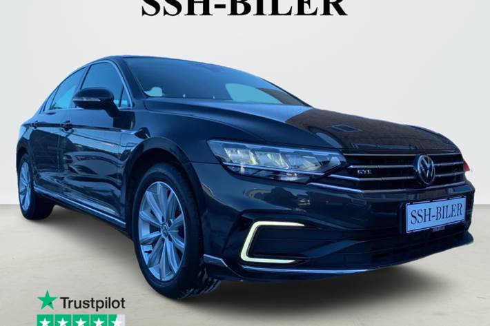 Grå VW Passat fra 2020 set udefra