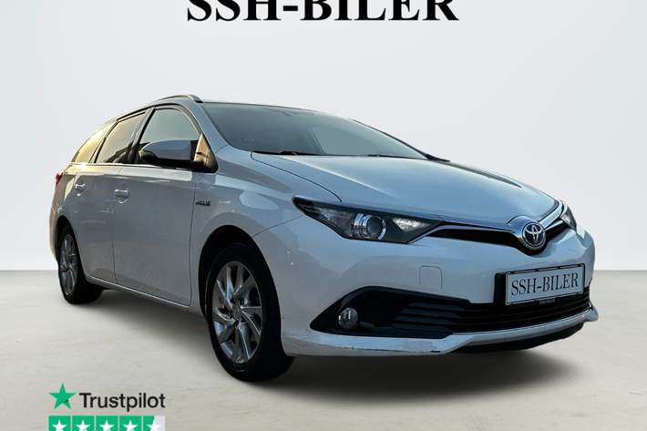 Hvid Toyota Auris fra 2016 set udefra