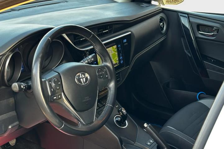 Hvid Toyota Auris fra 2016