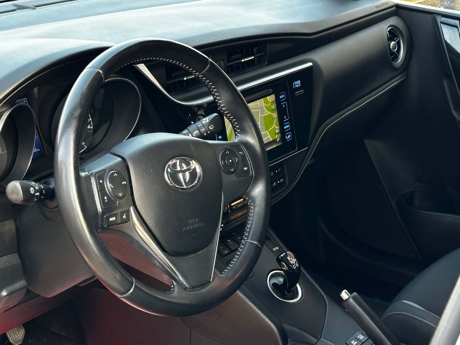 Hvid Toyota Auris fra 2016