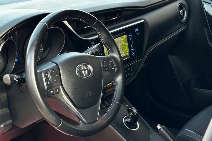 Hvid Toyota Auris fra 2016