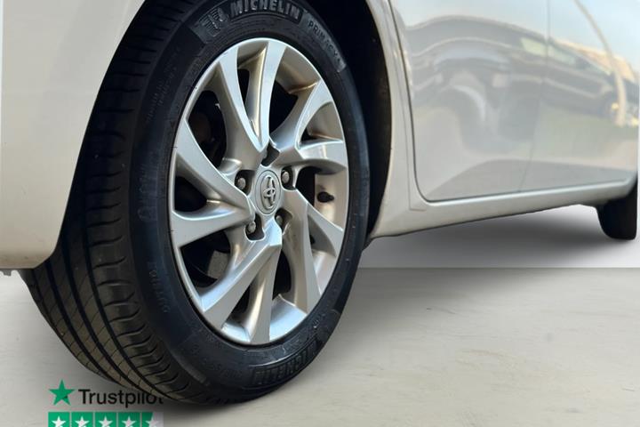 Hvid Toyota Auris fra 2016