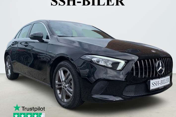 Sort Mercedes A250 e fra 2021 set udefra