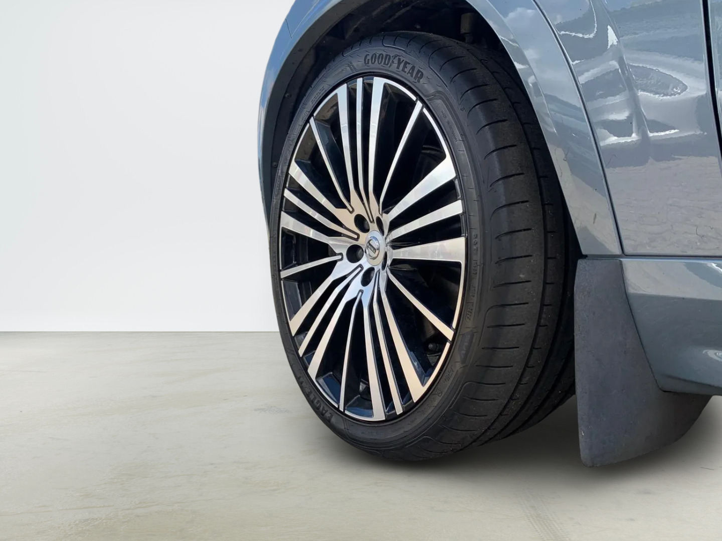 Grå Volvo XC90 fra 2022