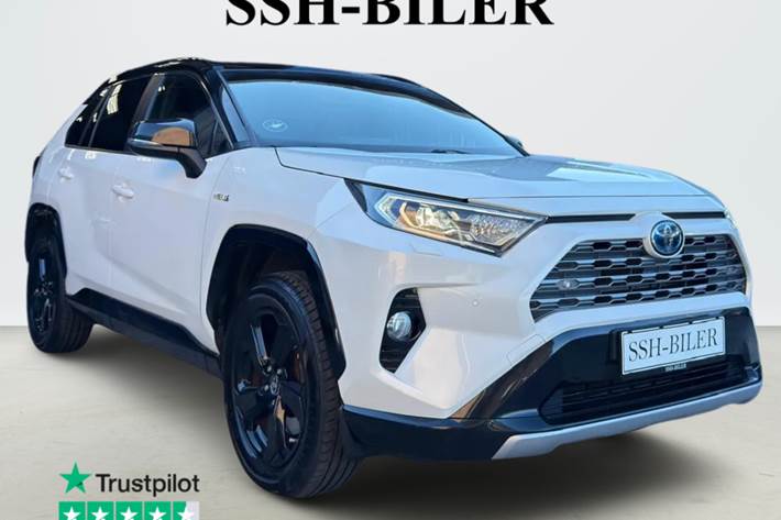 Hvid Toyota RAV4 fra 2019 set udefra