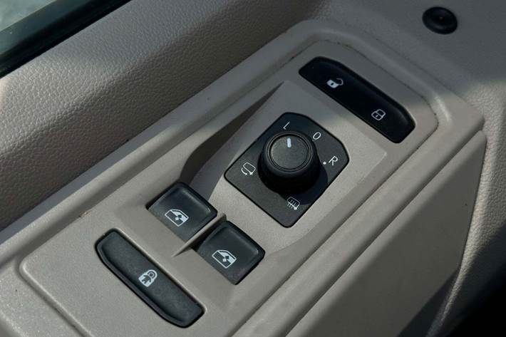 Hvid VW Multivan fra 2023 set indefra