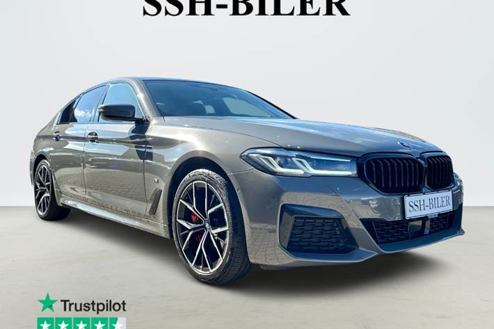 Sort BMW 530e fra 2021 set udefra