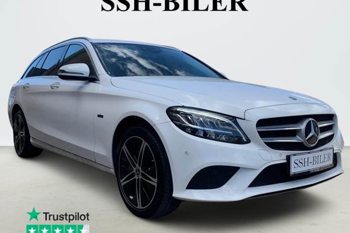 Grøn Mercedes C300 e fra 2021 set udefra